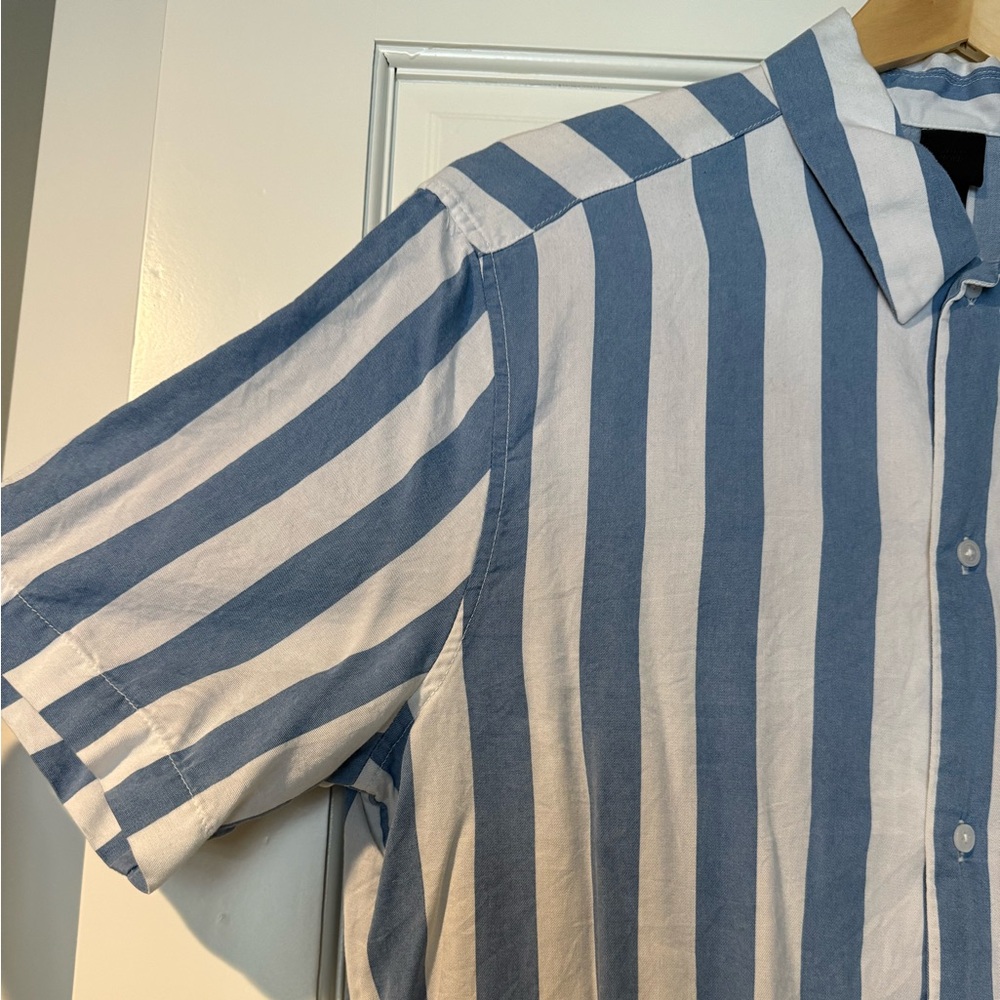 H&M Men's Blue and White Striped Shirt